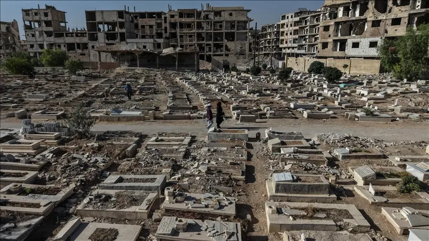 قبور مدمرة.. فلسطينيو مخيم اليرموك بدمشق يبحثون عن رائحة أحبتهم