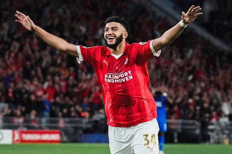 هاتريك صيباري يقود آيندهوفن إلى صدارة ترتيب الدوري الهولندي