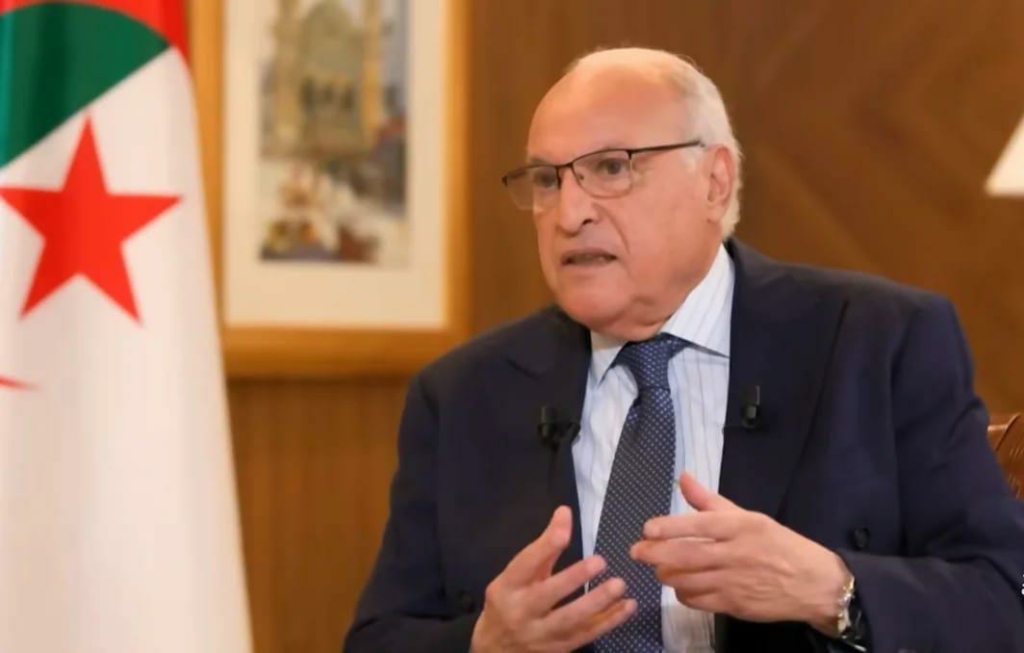 الجزائر تواصل سياسة الإنكار بدفن رأسها في رمال الصحراء المغربية