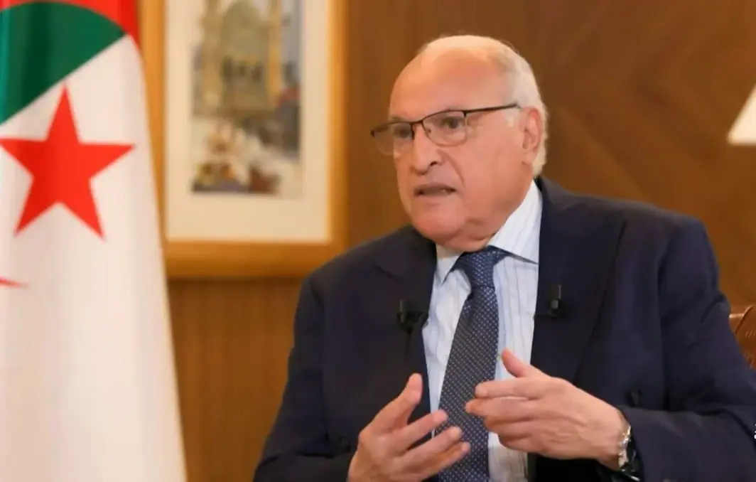 الجزائر تواصل سياسة الإنكار بدفن رأسها في رمال الصحراء المغربية