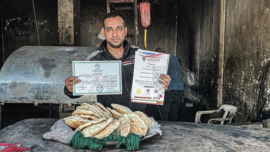 من قاعة الجامعة إلى فرن صغير.. دكتور فلسطيني يواجه آثار الحرب في غزة