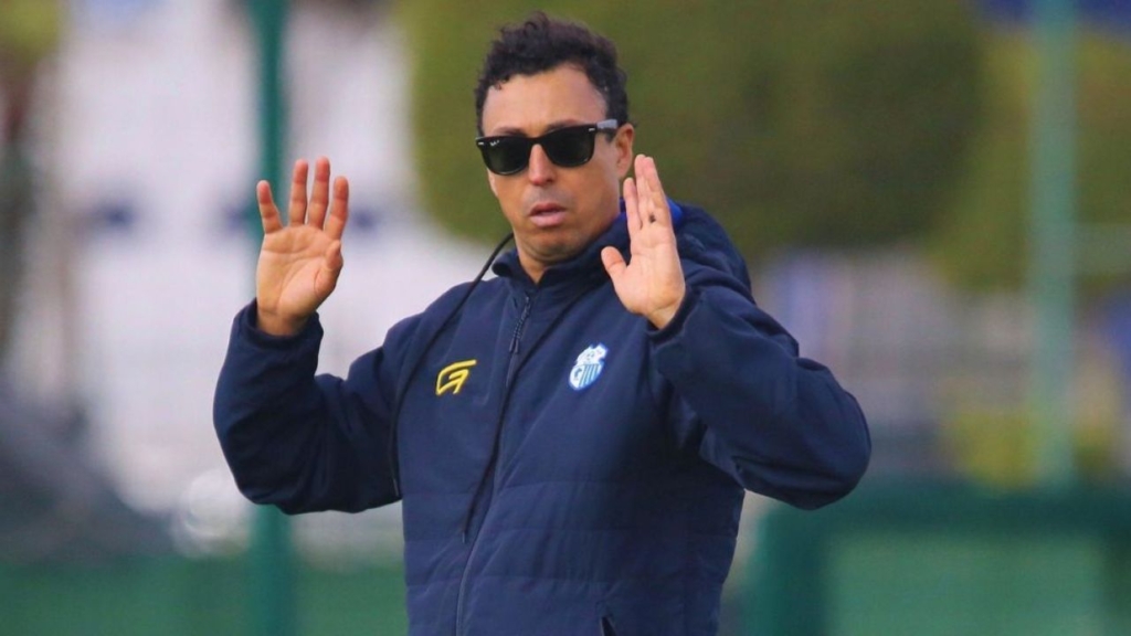 اتحاد طنجة يفسخ عقد مدربه هلال الطير