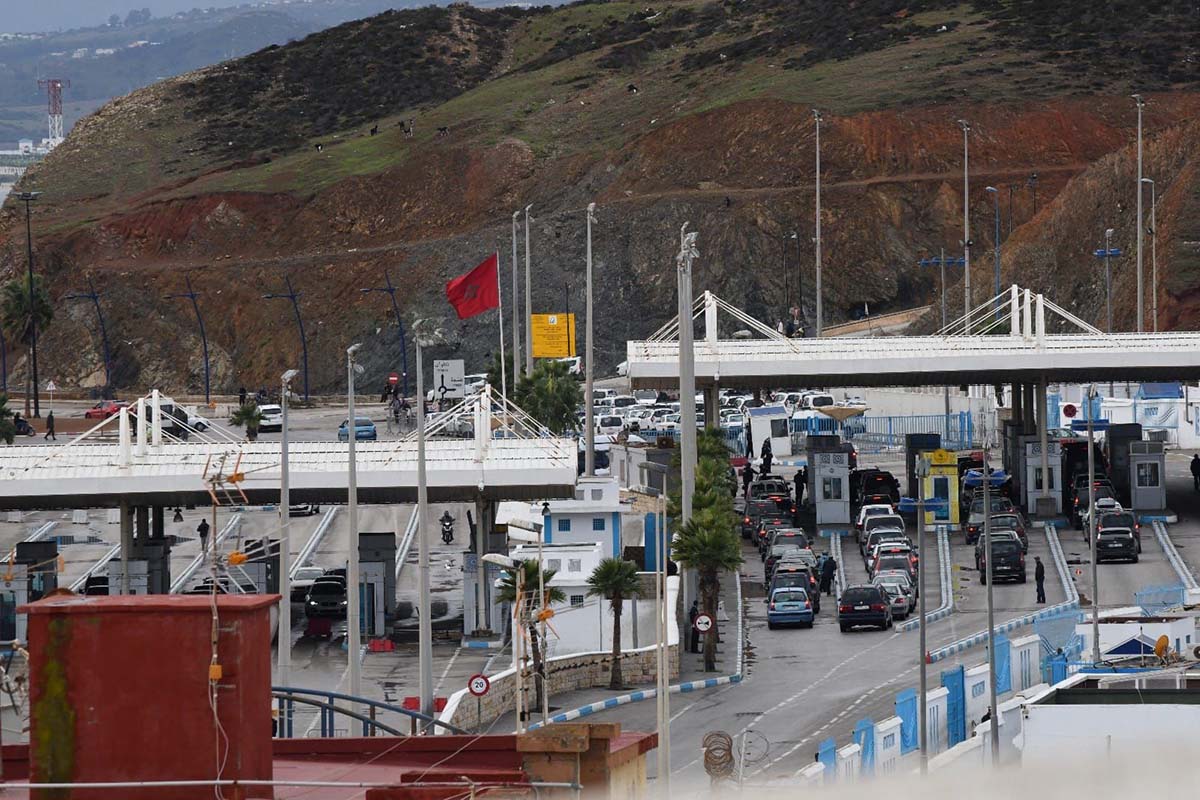 المغرب يبدأ تهيئة معبر باب سبتة وتحويل المسارات يُهدِّد باختناقات حادة