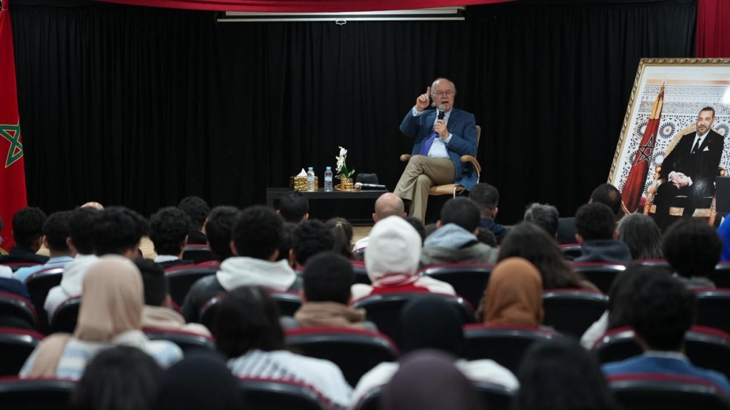 معنينو يحاضر حول جذور الحكم الذاتي بالصحراء المغربية