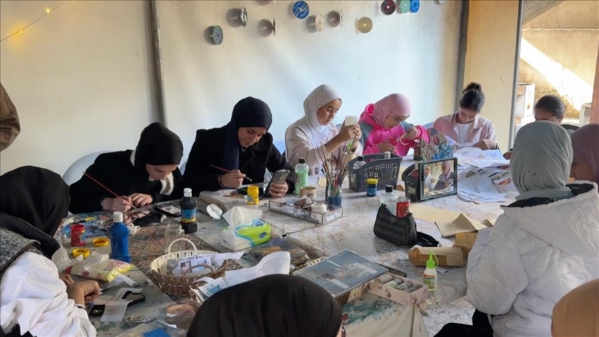 فرشاة وألوان أمام الخراب: مراهقات غزة يرسمن طريق التعافي