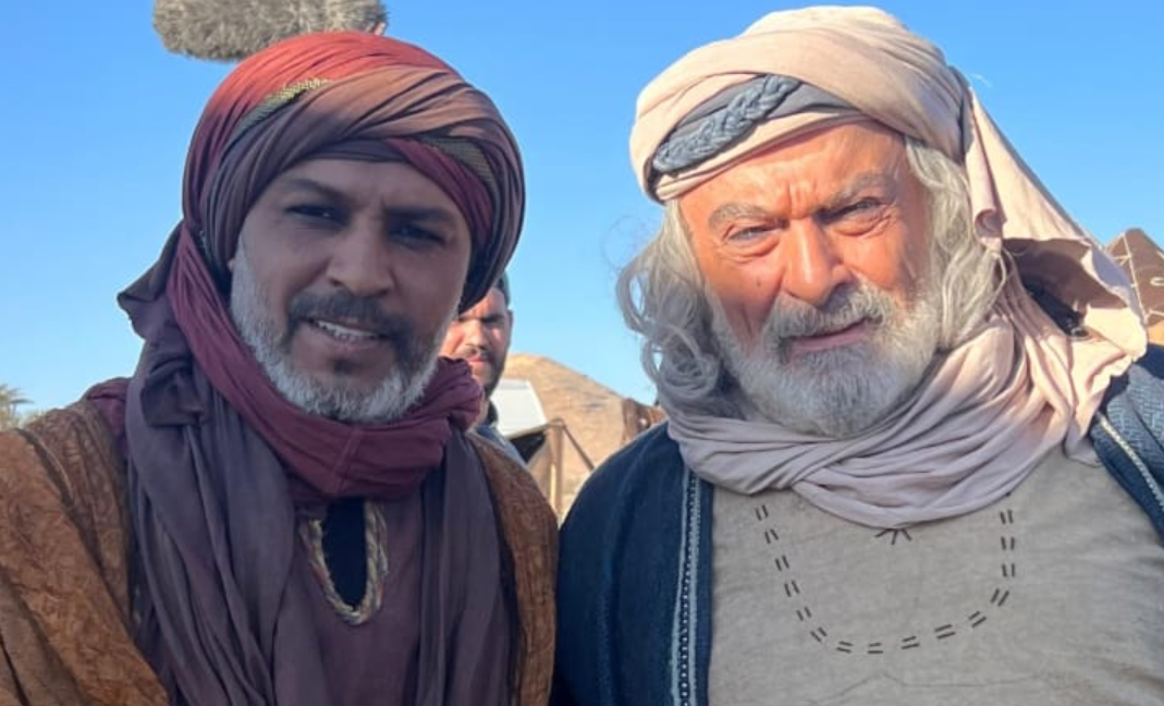 “أبطال الرمال” يعيد البنيوي إلى الأدوار التاريخية وشغفه بالعربية الفصحى