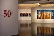 معرض “خمسون” يحتفي بأعمال 50 فنانا
