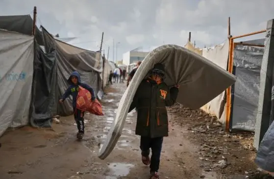 11 وفاة في غزة بسبب الفيضانات والأمطار