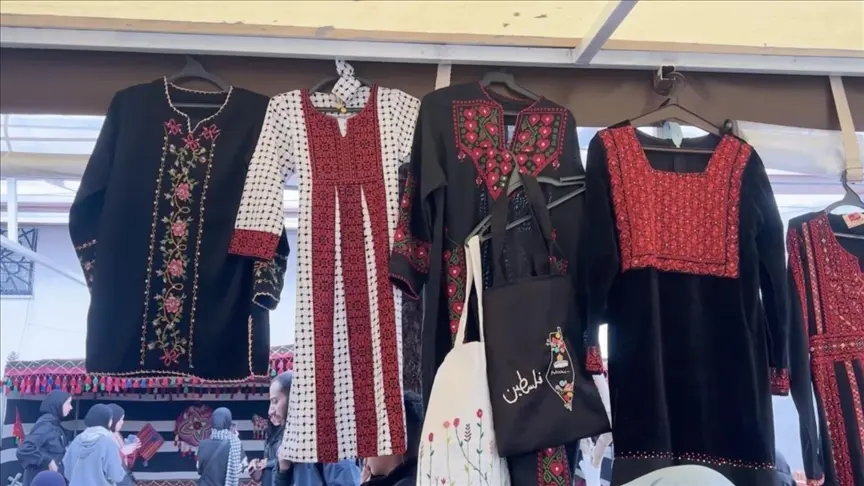 نساء غزة ينسجن الخبز والصمود معًا في أول فعالية اقتصادية