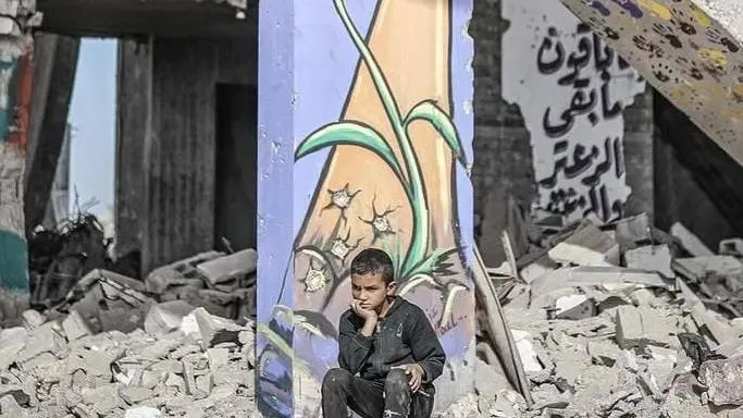 ريشة فلسطينية تواجه الإبادة وتحفظ الذاكرة وسط دمار غزة المستمر