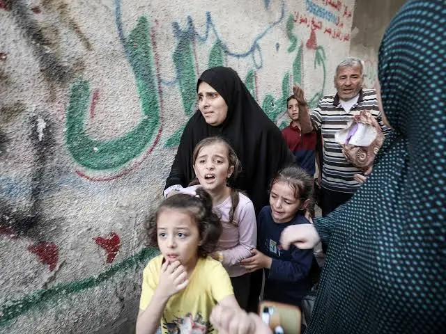 أطفال غزة يدخلون عاما جديدا بأحلام مؤجلة بين الجوع والنزوح