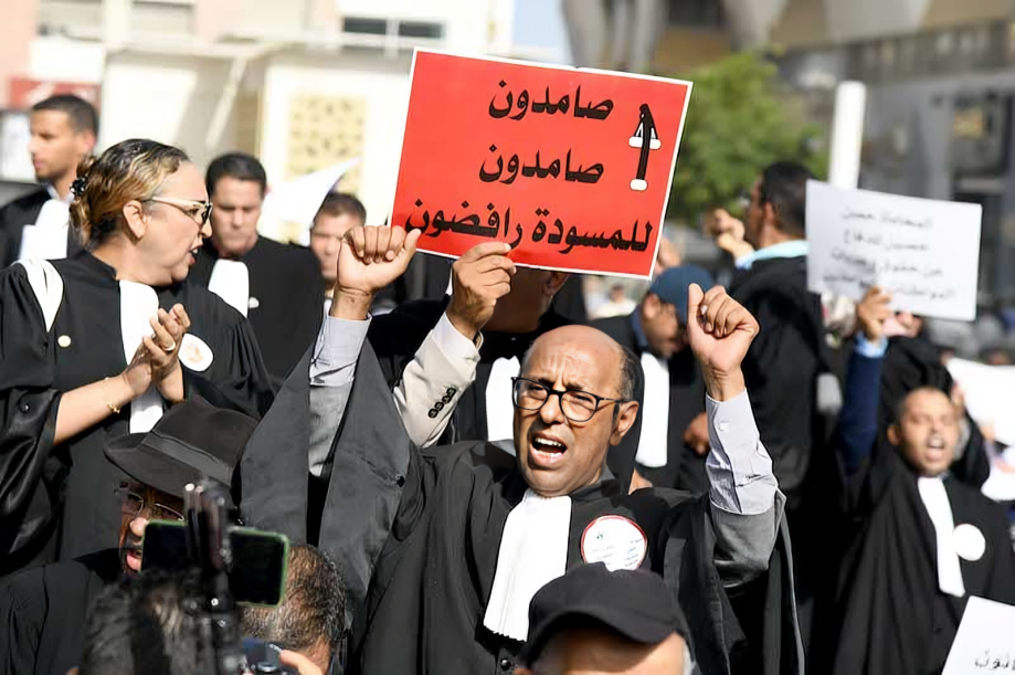 المحامون يُواصِلُون شَلَّ المحاكم بعد برمجة المصادقة على “قانون المهنة”