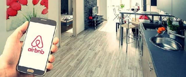 الحكومة تدرس تقنين الإيجار المؤقت “Airbnb” وتقليص كلفة الكراء بـ20%