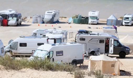 لؤلؤة الجنوب تتحول إلى قبلة عالمية لعشاق الكرفانات ونمط العيش الحر