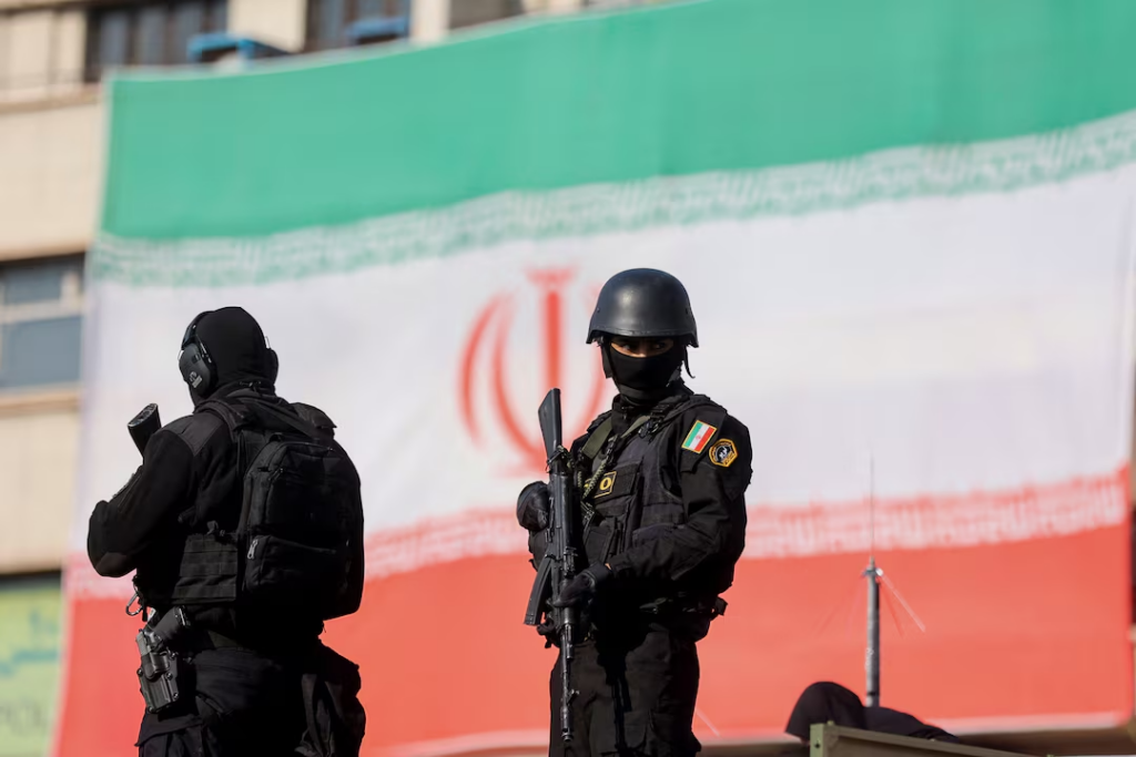 إيران تهدد بضرب مواقع أمريكية