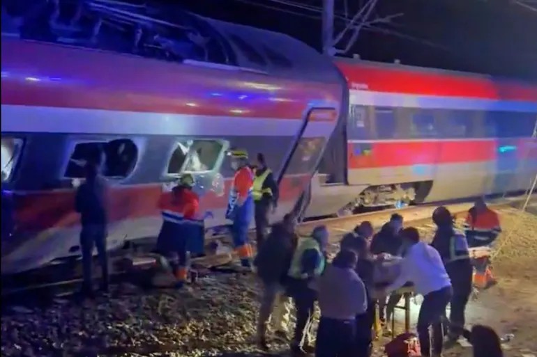21 قتيلا و100 جريح بتصادم قطارين جنوبي إسبانيا