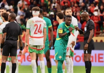 لماذا لم ينه الحكم نهائي كأس إفريقيا بعد انسحاب السنغال؟