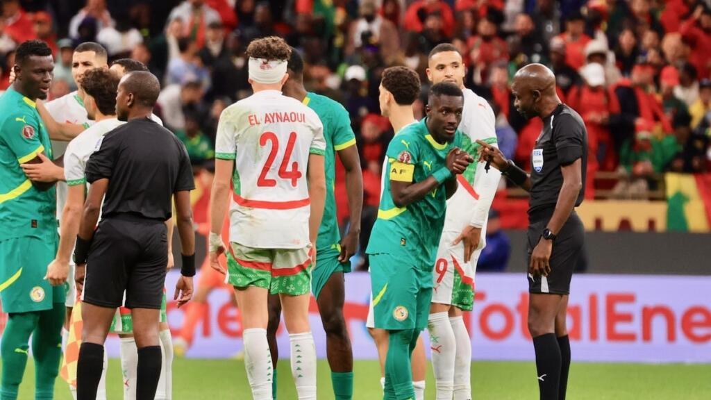 لماذا لم ينه الحكم نهائي كأس إفريقيا بعد انسحاب السنغال؟