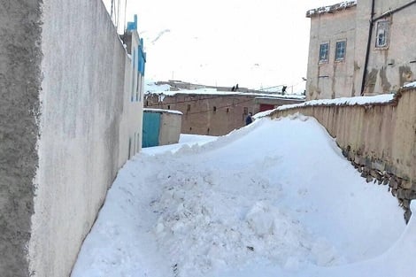 ثلوج تعزل منطقة بالمغرب وطوارئ جوية بليبيا وإنذارات في السعودية