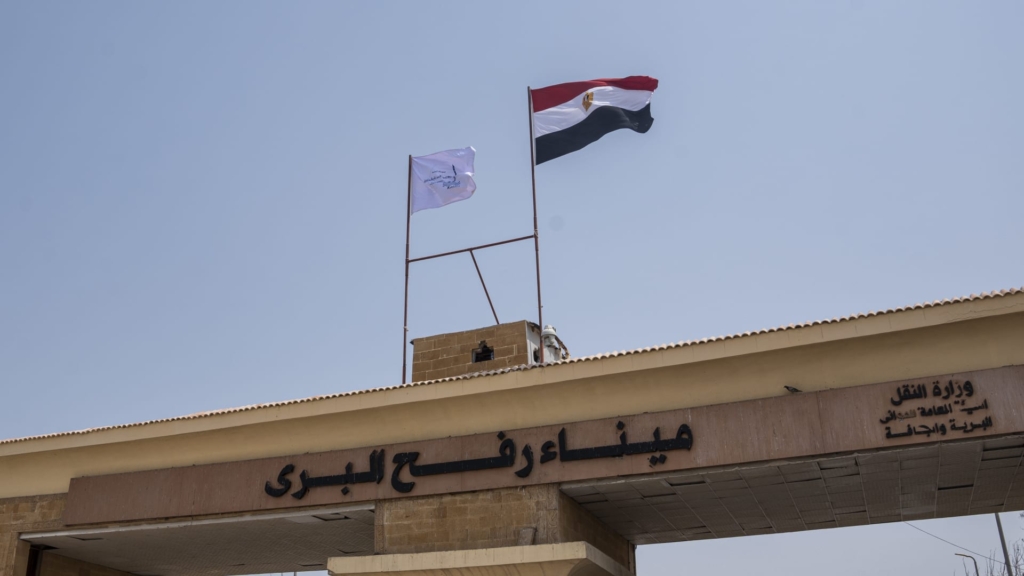 إسرائيل تفرغ الاتفاق من مضمونه الإنساني بفتح “محدود” لمعبر رفح
