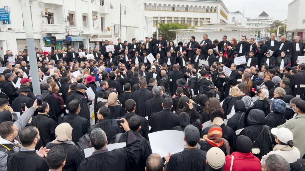احتجاج مئات المحامين أمام وزارة العدل رفضا لمشروع قانون تنظيم المهنة