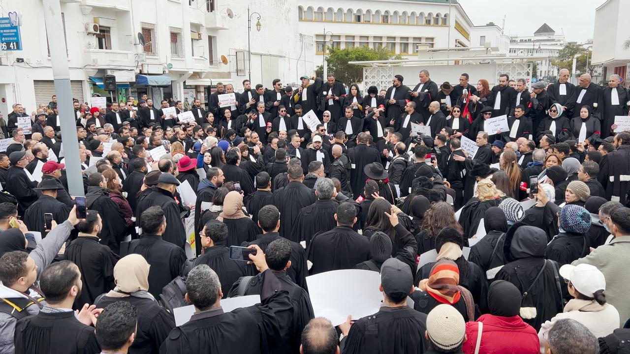 احتجاج مئات المحامين أمام وزارة العدل رفضا لمشروع قانون تنظيم المهنة