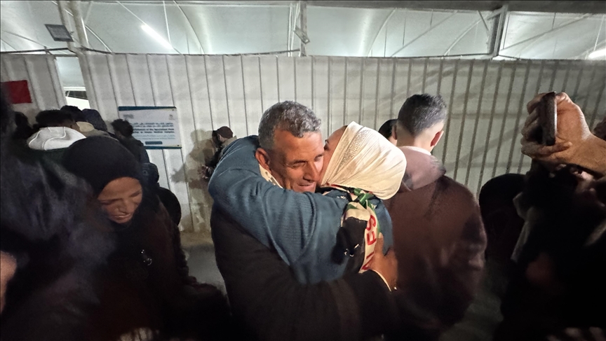 بين الأمل والخوف.. معبر رفح شاهد على معاناة عائلات فلسطينية
