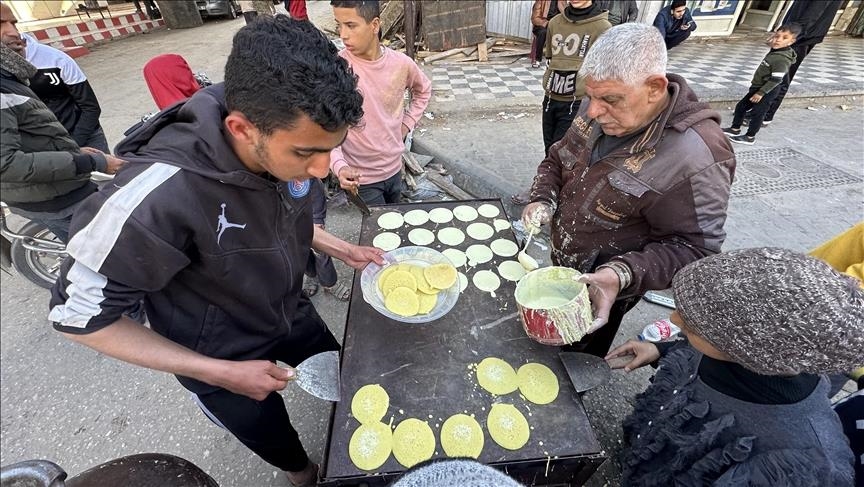 بين الحطب والركام.. حلوى رمضان تصنع أملا مؤقتا في غزة