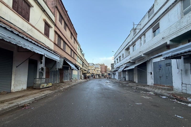 تنظيف للشوارع وفتح للإدارات.. عودة تدريجية للحياة بالقصر الكبير تمهيدا لرجوع الساكنة