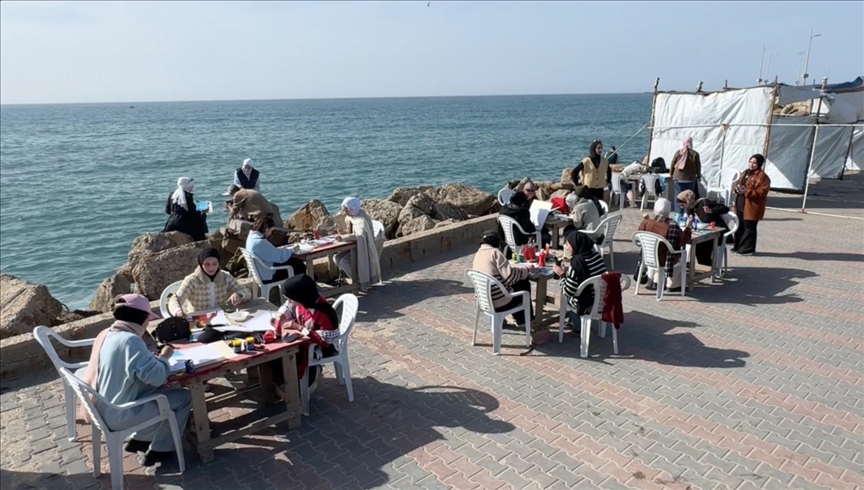 “تنفس وارسم”.. شاطئ غزة ملاذ الفتيات من تبعات الإبادة