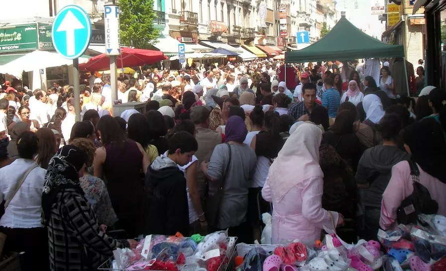 سوق رمضاني مصغر بالأحياء المغربية ببروكسل يقوي الاقتصاد الثقافي للجالية