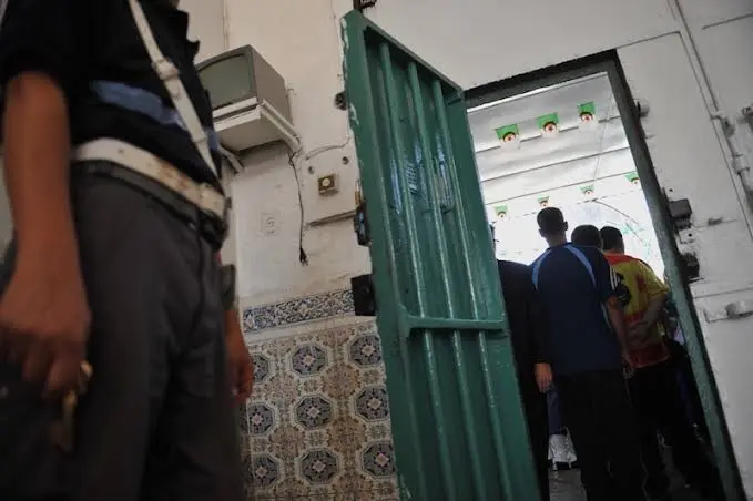 الجزائر تسلم الرباط 38 مهاجرًا بشهرين وتمنع أسرًا مغربية من زيارة سجونها
