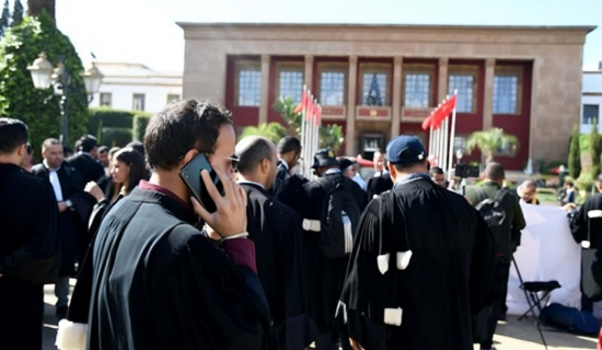 المحامون يصعدون باستمرار التوقف عن الخدمات والتمسك بإسقاط قانون المحاماة