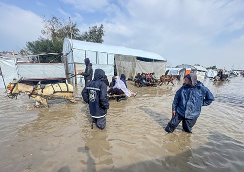 الأمطار تغرق خيام نازحين بغزة