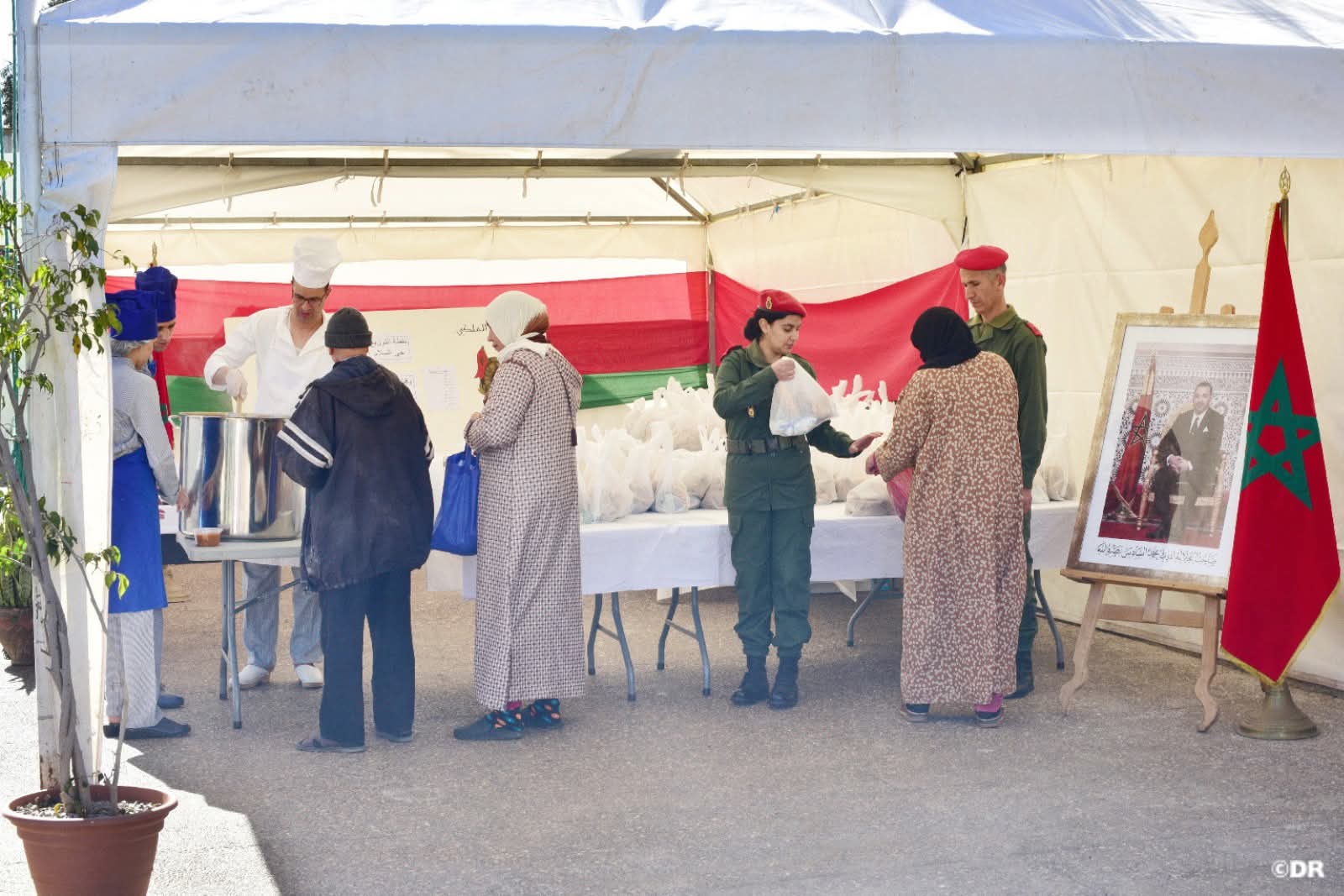 الحرس الملكي يوزع 6000 وجبة إفطار يوميا