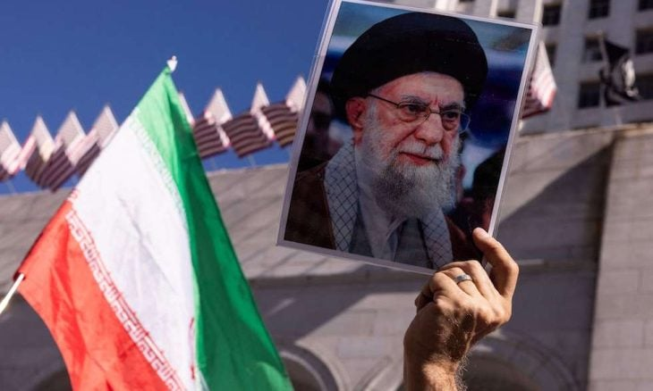 إعلام إيراني يعلن وفاة ابنة خامنئي وزوج ابنته وحفيدته