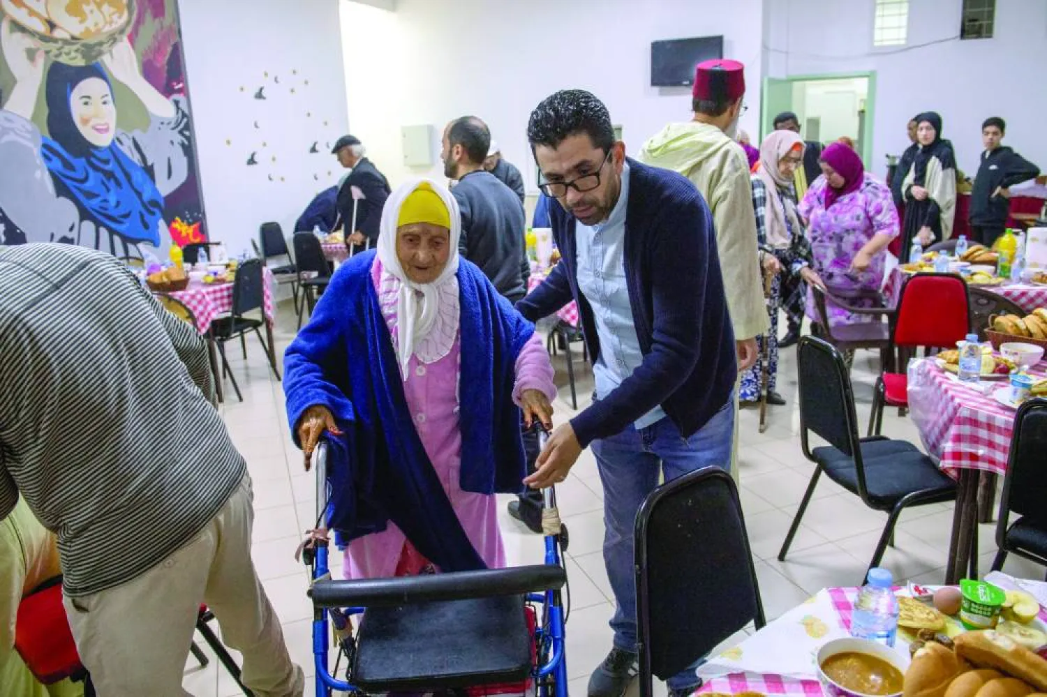 من الإفطار الجماعي للمديح النبوي.. رمضان يخفف عزلة المسنين بالجهة الشرقية