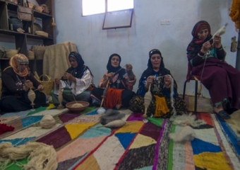 حفيظة القوبع.. حين تمكن الزربية التقليدية نساء الجبال