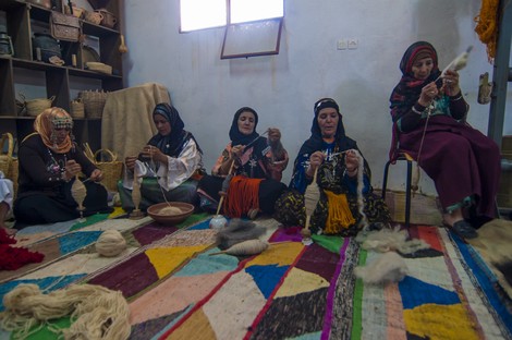 حفيظة القوبع.. حين تمكن الزربية التقليدية نساء الجبال