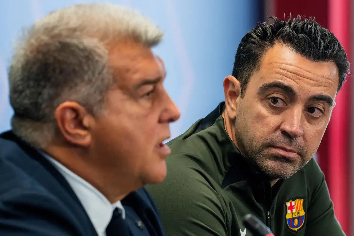 تشافي يتهم لابورتا بمنع عودة ميسي لبرشلونة