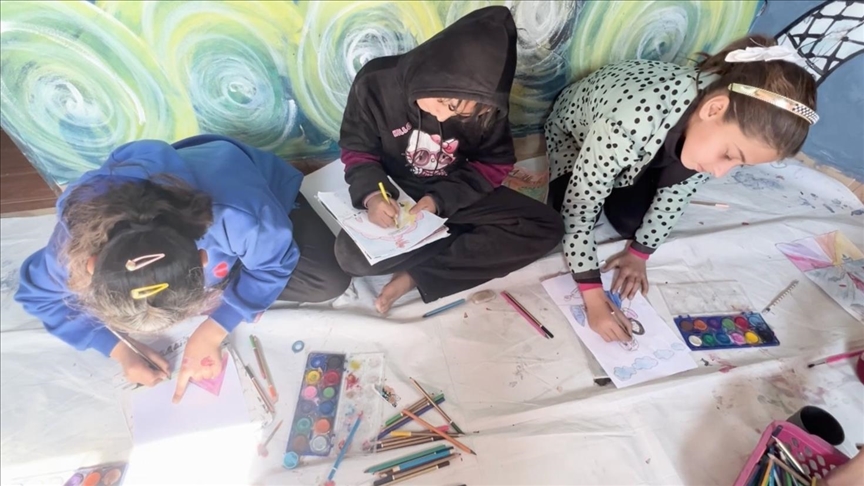 ألوان تواجه الحرب.. “مرسم ميس” فسحة أمل لأطفال بغزة