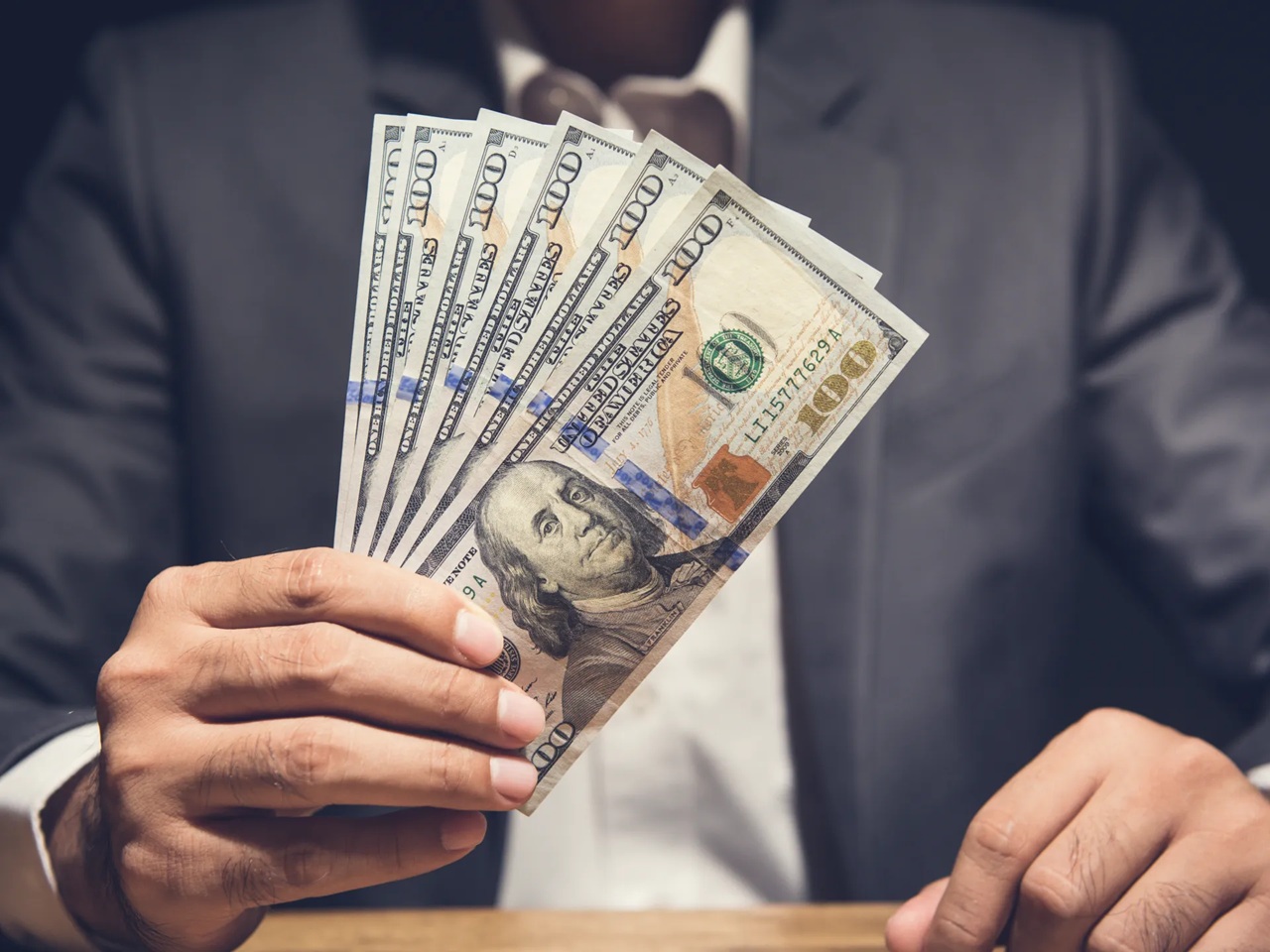 مراهنات على حرب إيران: كيف جنى البعض آلاف الدولارات عبر التنبؤ بمقتل خامنئي؟