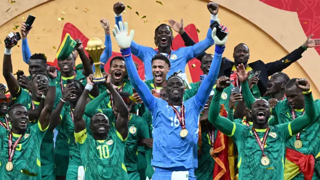 نجم السينغال جاهز لـ”إعادة الميداليات للمغرب” لتهدئة التوتر