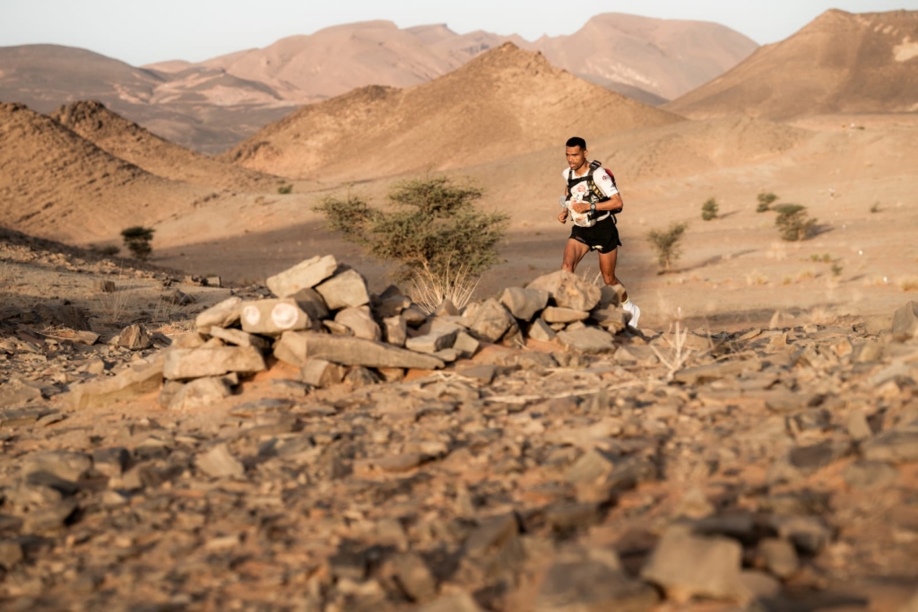 المرابطي يتسيد ثاني مراحل ماراطون الرمال