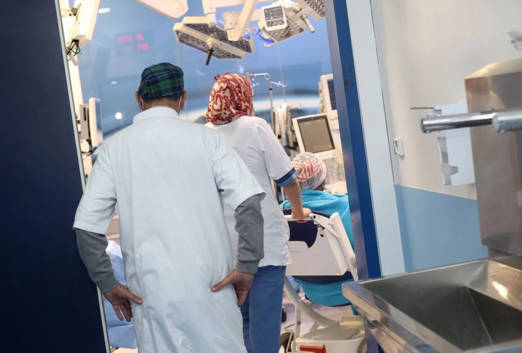 “الصحة” تتجه لتقليص مدة إلزام الأطباء الجدد بالعمل بالقطاع العام من 8 إلى 3 سنوات