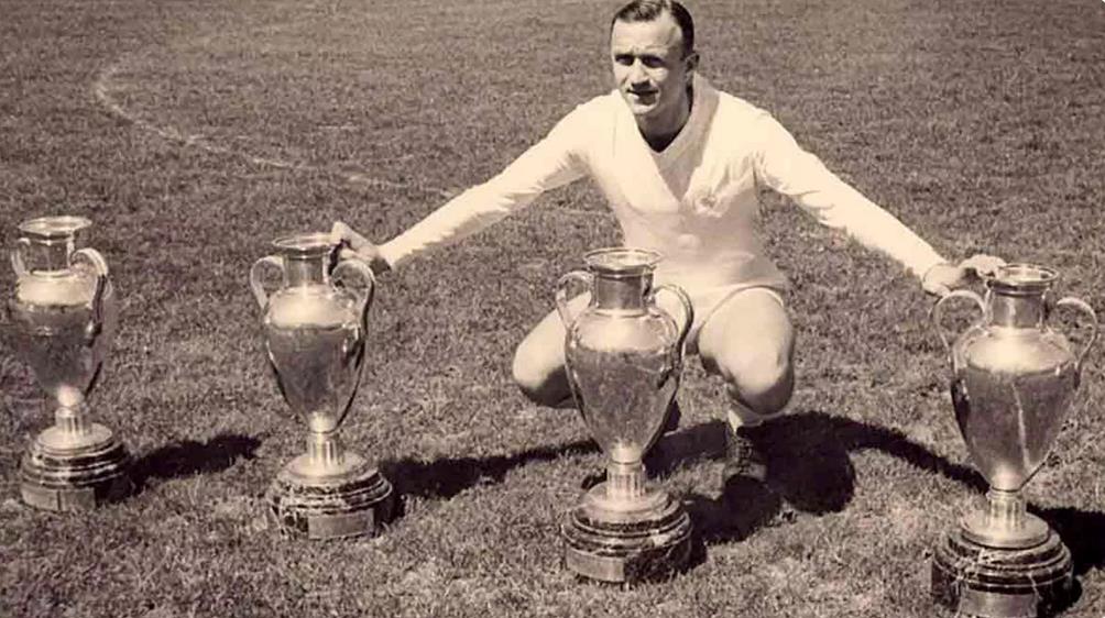وفاة أسطورة ريال مدريد سانتاماريا