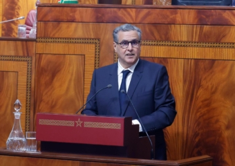 أخنوش يوضح أسباب استمرار العمل بالساعة الإضافية بالمغرب إلى غاية شتنبر