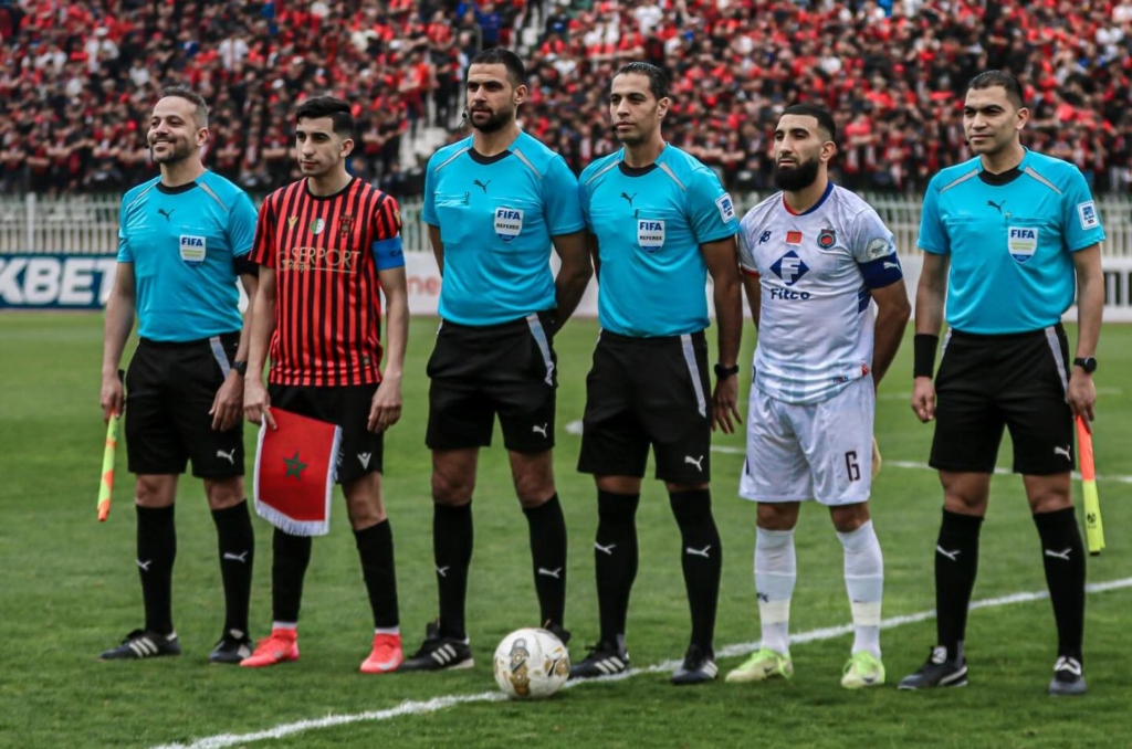 عاجل.. اقتحام الجماهير لملعب المسيرة يؤخر نصف نهائي كأس “الكاف”