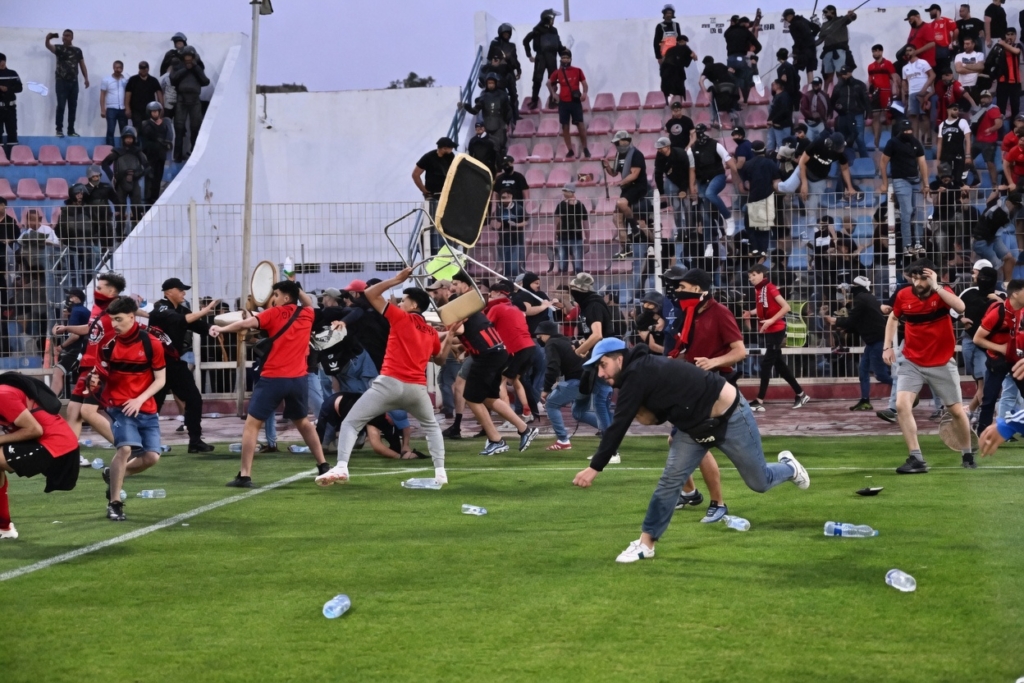 عقوبات قاسية مُنتظرة.. “الكاف” يحقق في انفلاتات مُباراة آسفي واتحاد العاصمة