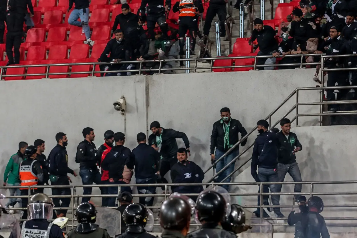 أزمة إنسان لا أزمة منشآت.. شغب “الكلاسيكو” يُعري واقع التوعية الرياضية